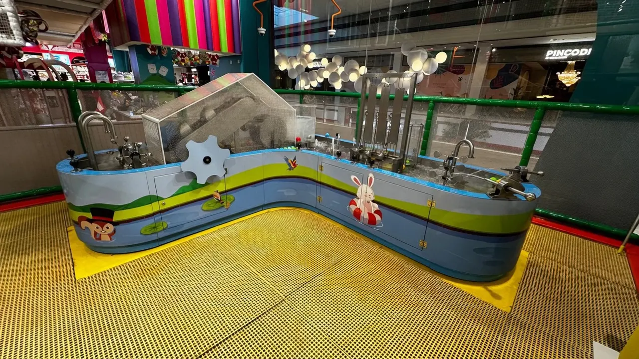 Compact interactive water table in an indoor play area