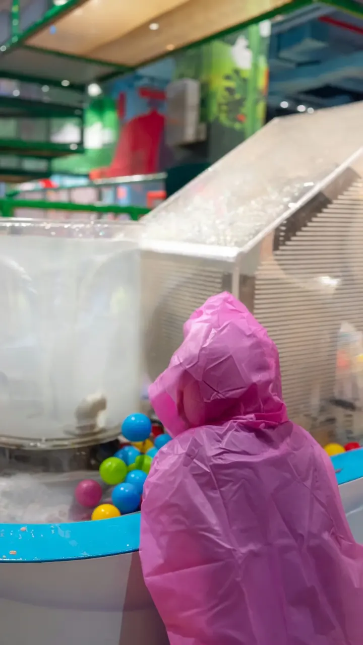 Compact water table station with water interactives