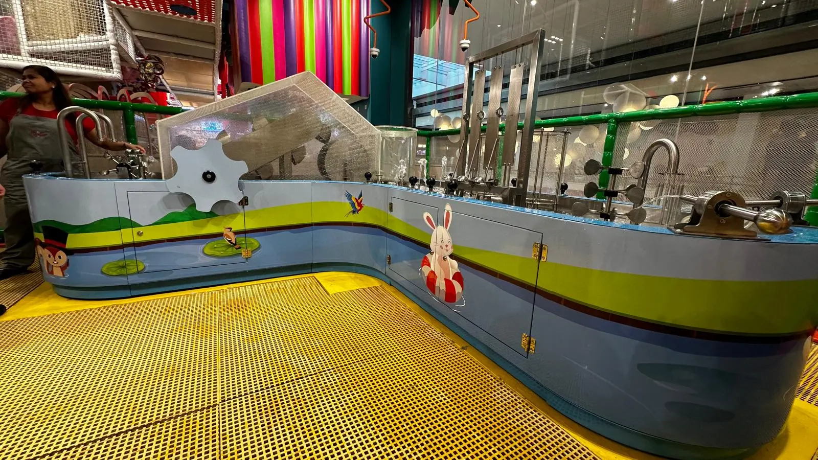 Compact water table fitted into a play zone