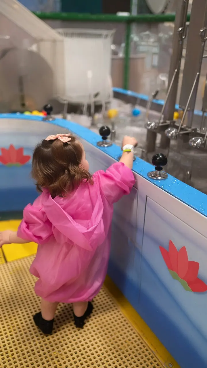 Bubble station at the Hamleys Play water corner