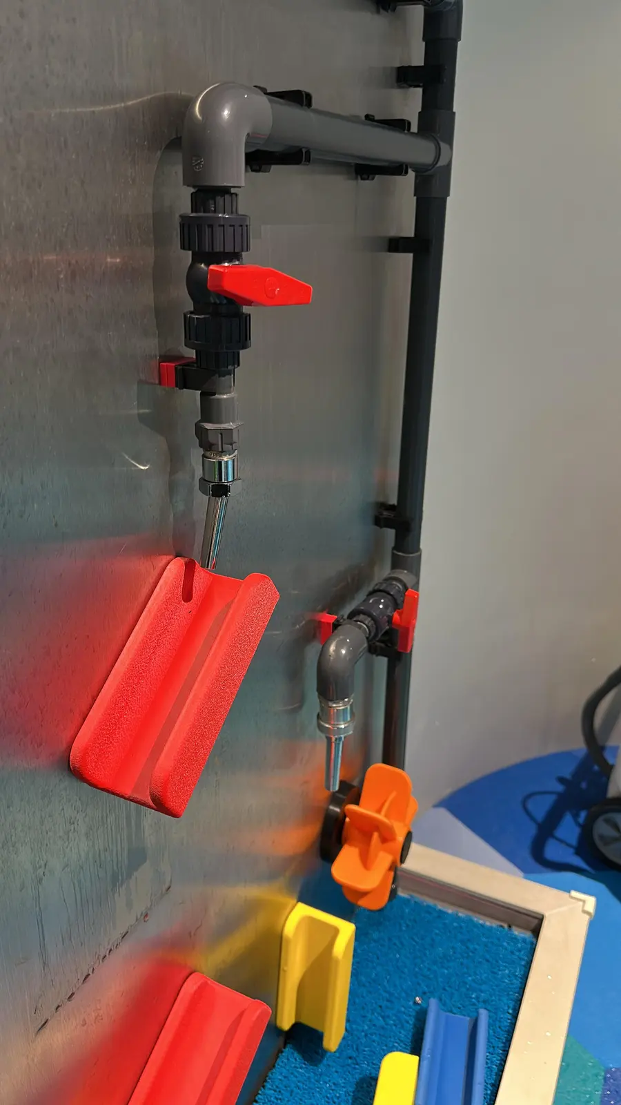 Water flowing along magnetic pieces on the wall