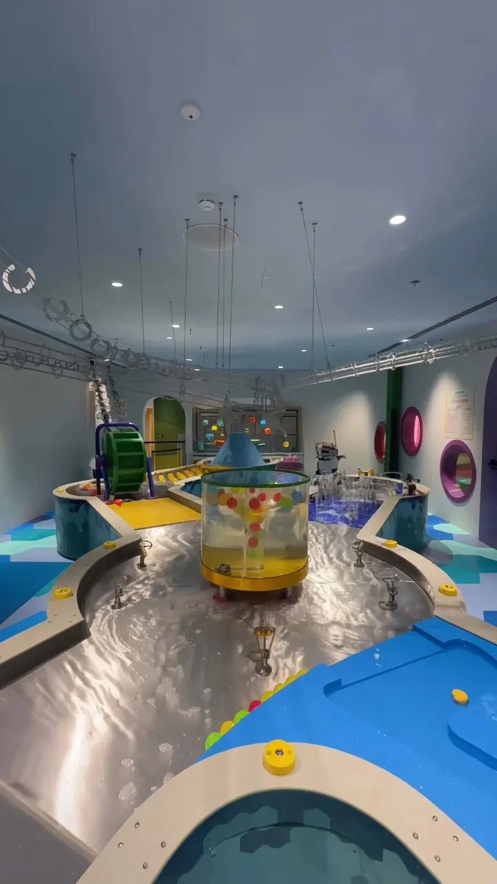 Overhead ball transport track above the water tables