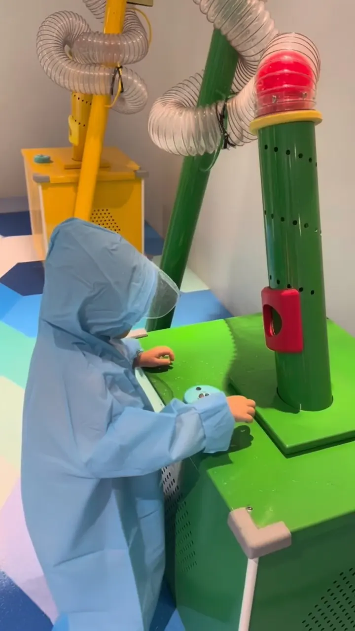 Water table interactive with floating balls