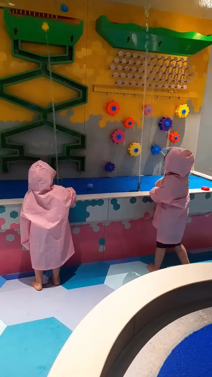 Zigzag channels and spinners on the Probability Water Wall