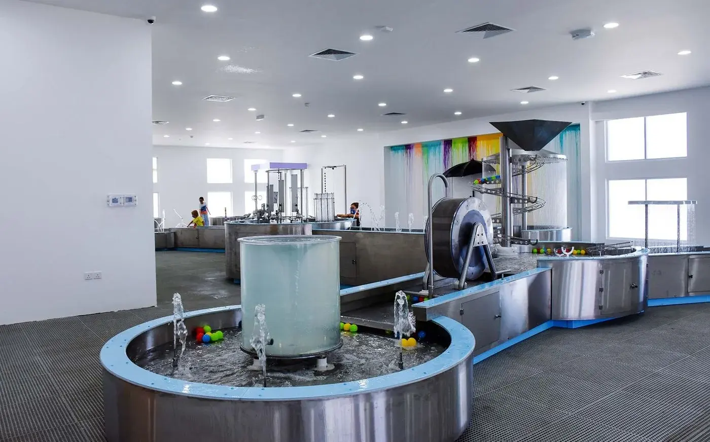 Giant interactive water table exhibit in an indoor play area
