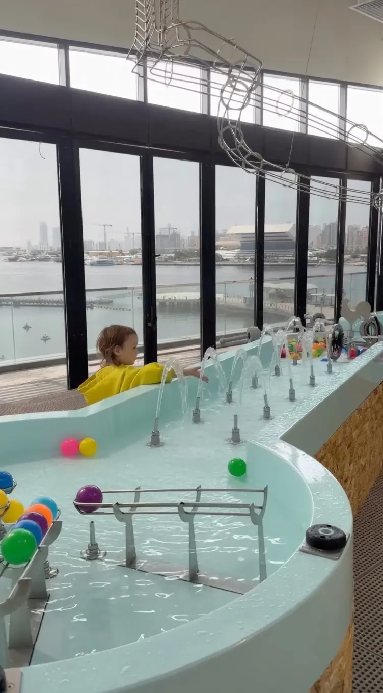 Children playing in the Xdistrikt water zone